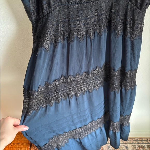 Elegant Club Monaco Navy and Black Dress in size 4 - Picture 2 of 8